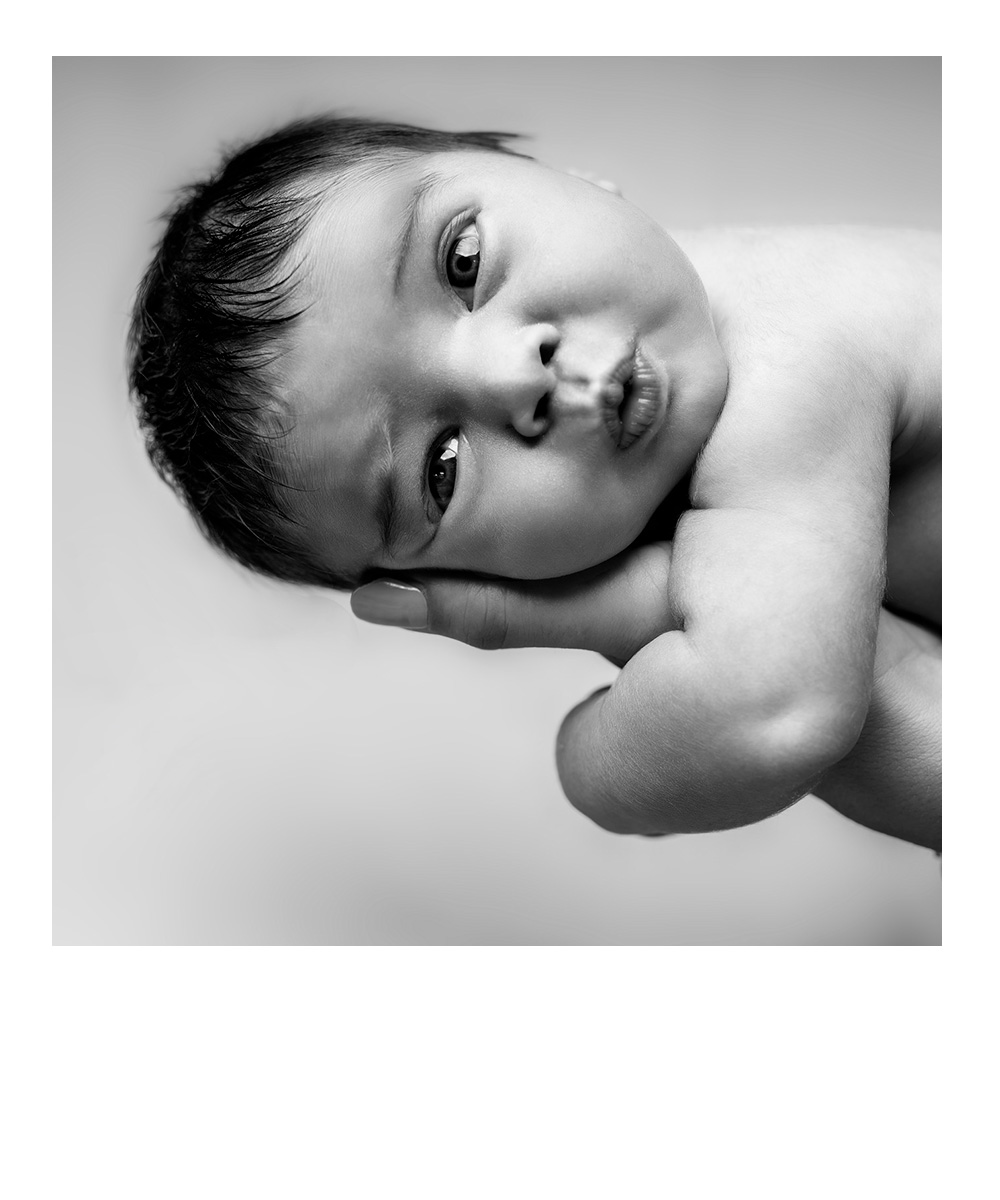 schlafendes Baby in weiß