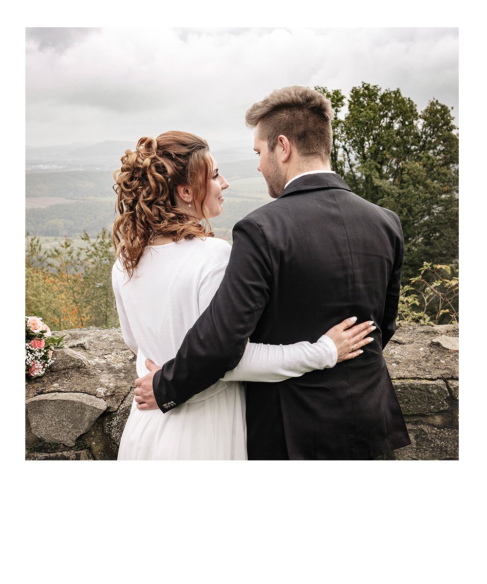 weihnachtliches Studiofoto eines Dackels mit Lichtern im Hintergrund