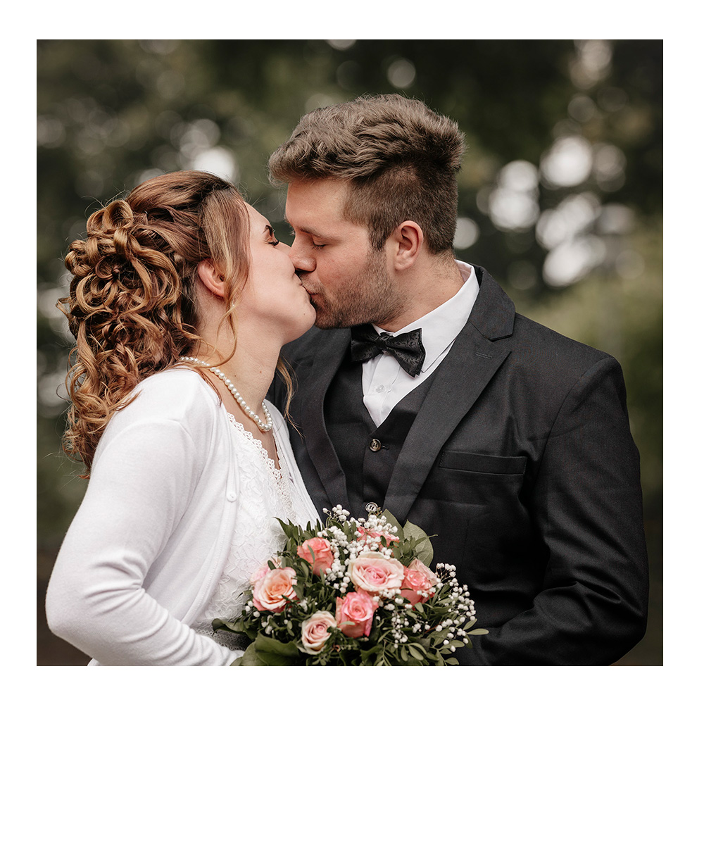 Familie, 5 Personen in herbstlicher Kulisse, alle springen hoch